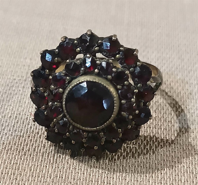 Prsten český granát. Obecný kov.