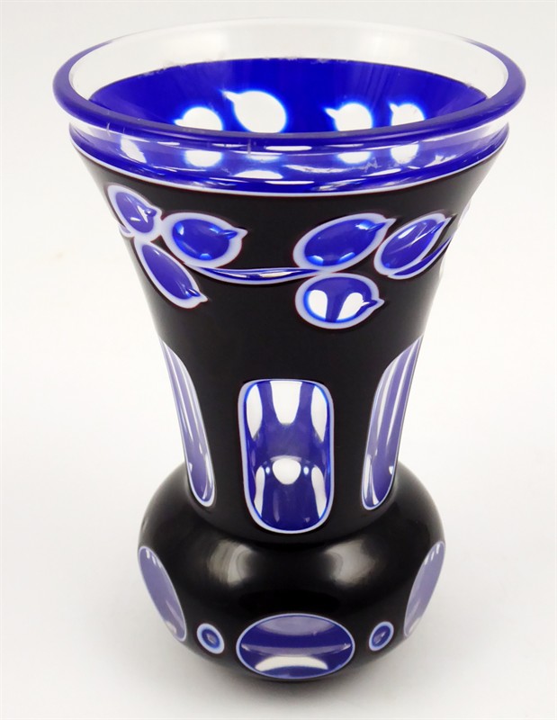 Pohár vrstvený kobaltem a rubínem