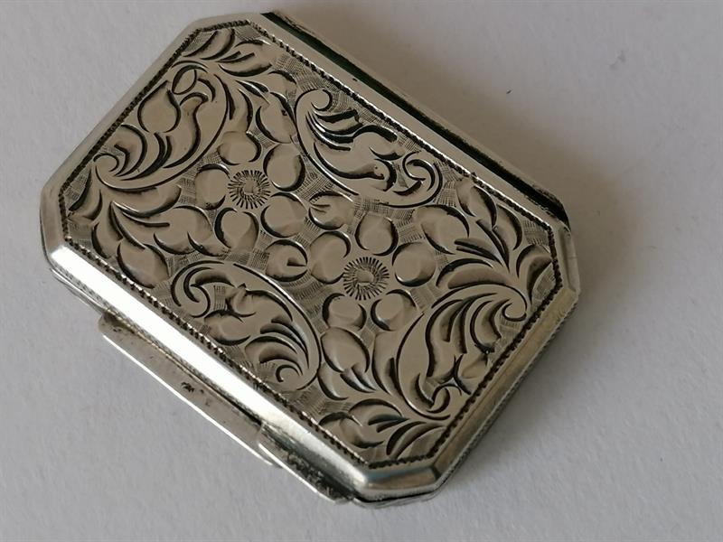 Stříbrná krabička na léky