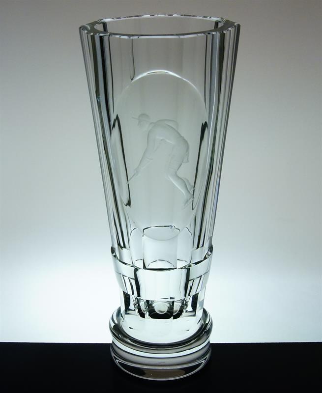 Masivní váza čiré sklo rytina "HOKEJISTA" signovaná VELE