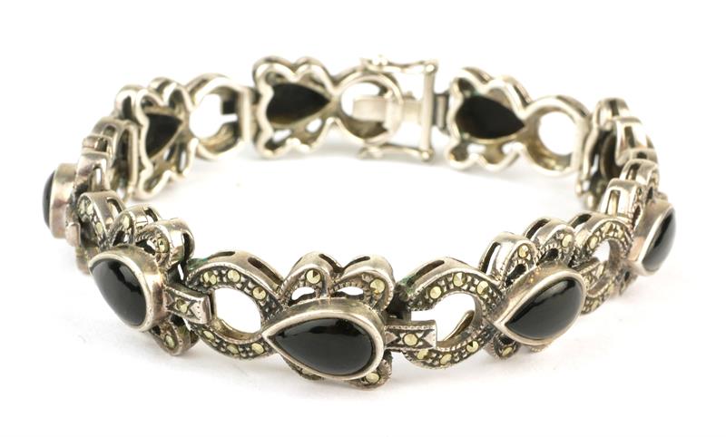 Stříbrný náramek s onyxy a markazity