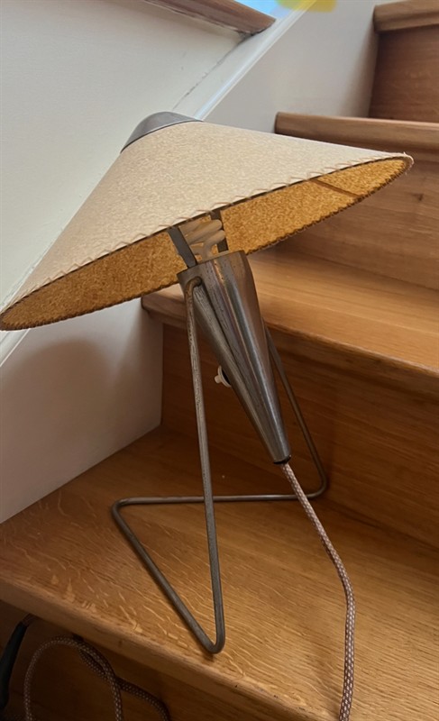 Stolní modernistická lampa