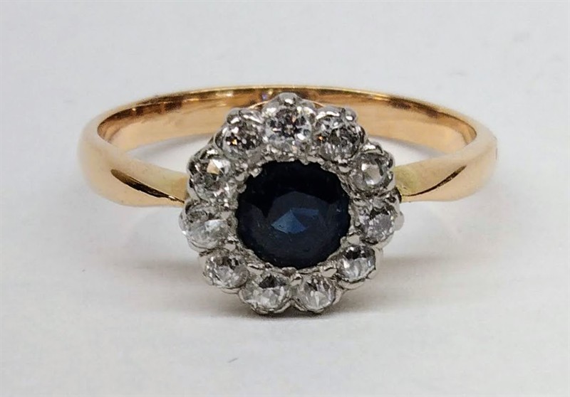 Zlatý prsten se safírem a diamanty