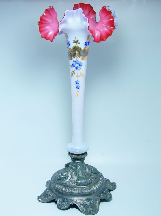 Vysoká secesní váza v kovové montáži s dekorem pomněnek