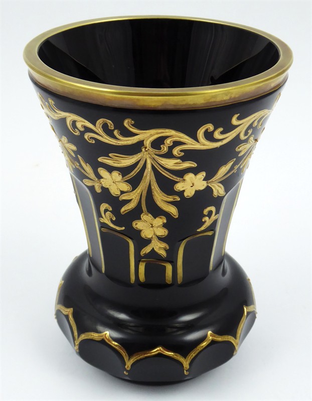 Pohár z tmavého rubínového skla se zlatem