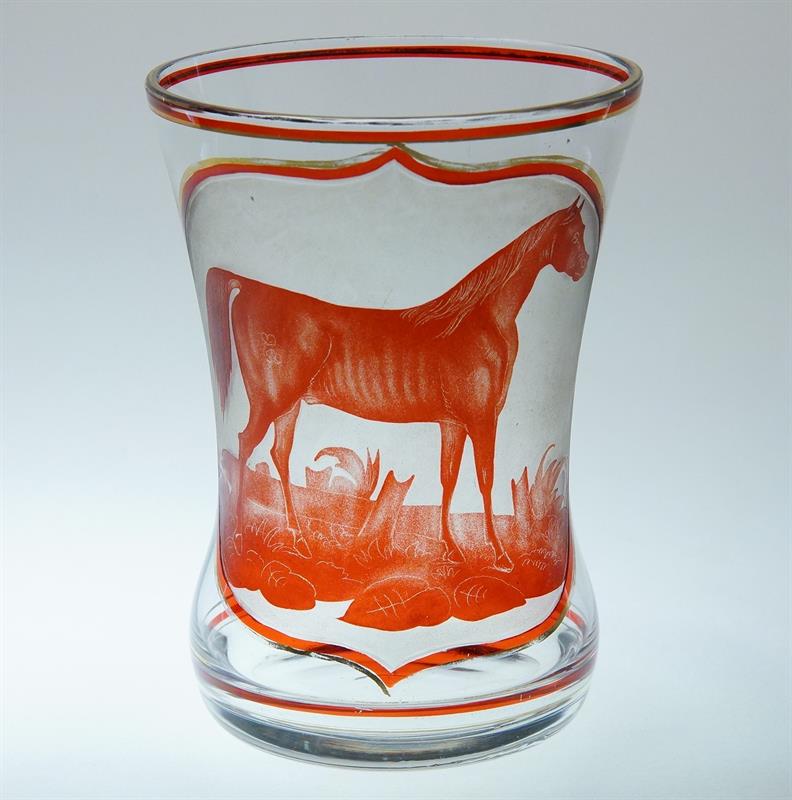 Biedermeier číše rubínová lazura medailon s motivem koně