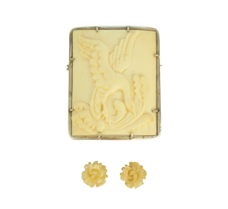 Brož z kosti ve stříbrném rámečku a náušnice