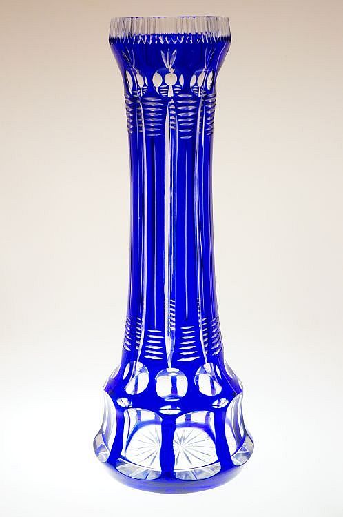 Secesní váza z kobaltově modrého probrušovaného skla, Harrachov