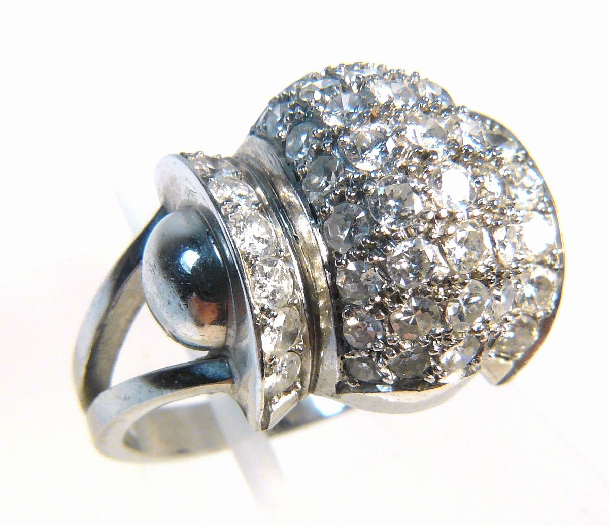 Luxusní platinový rondokubistický prsten s brilianty