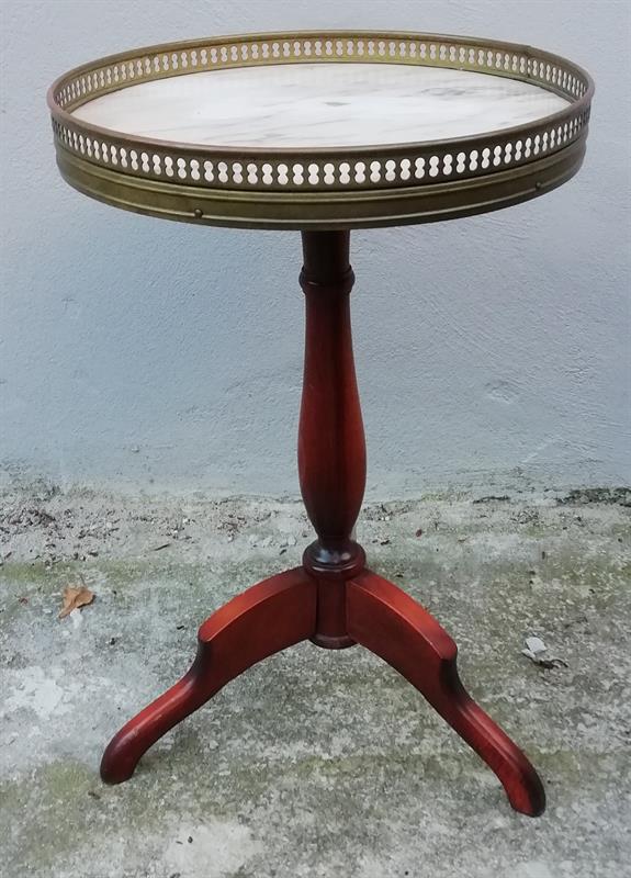 Stoleček s mramorem