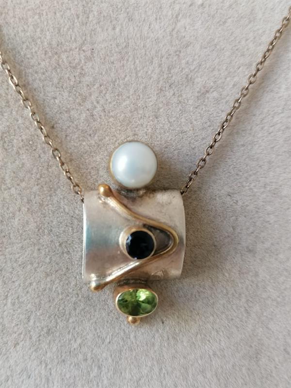 Stříbrný náhrdelník s perlou a kameny