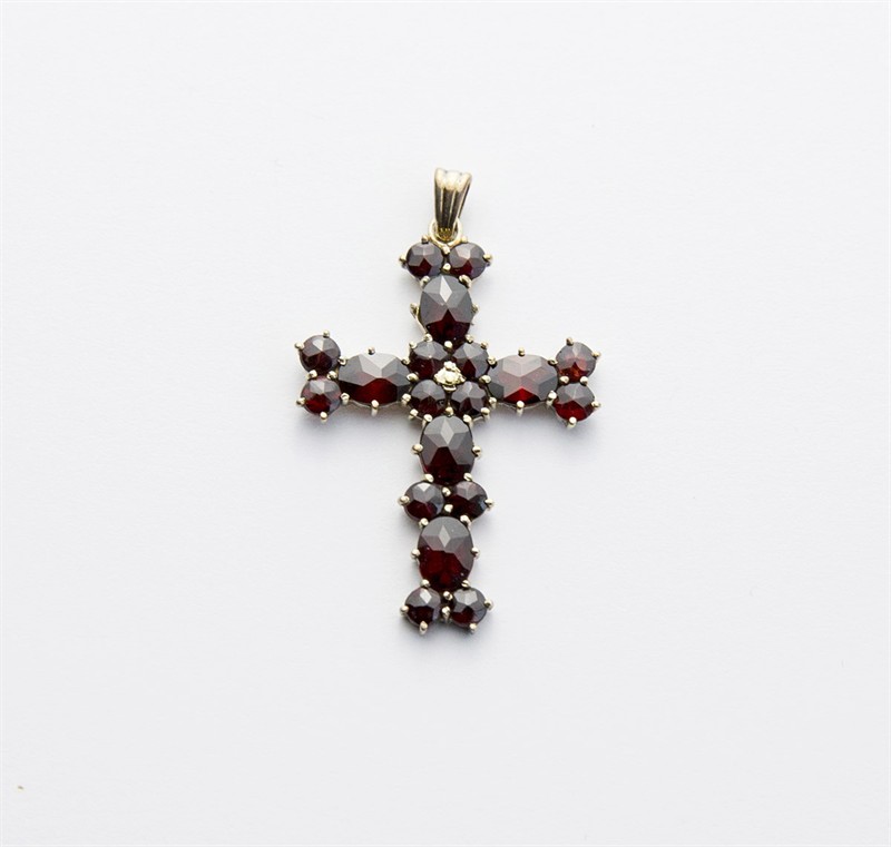 Stříbrný kříž s granáty