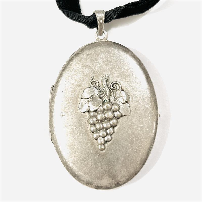 Stříbřený náhrdelník s medailonem na stužce