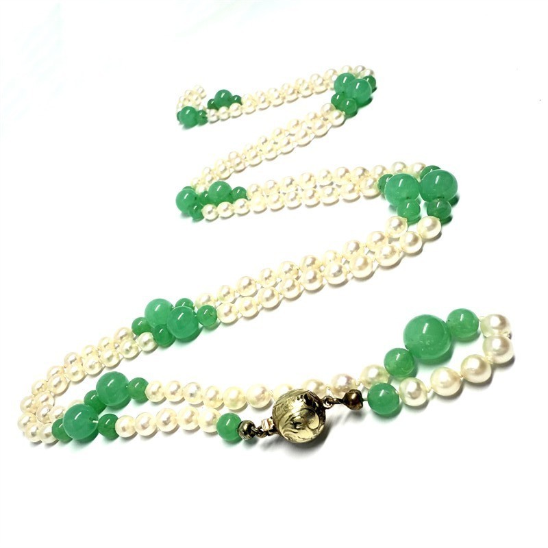 Dlouhý perlový náhrdelník s chryzoprasy a zlatým zapínáním