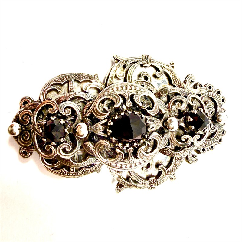 Velká stříbrná zdobná spona s almandiny