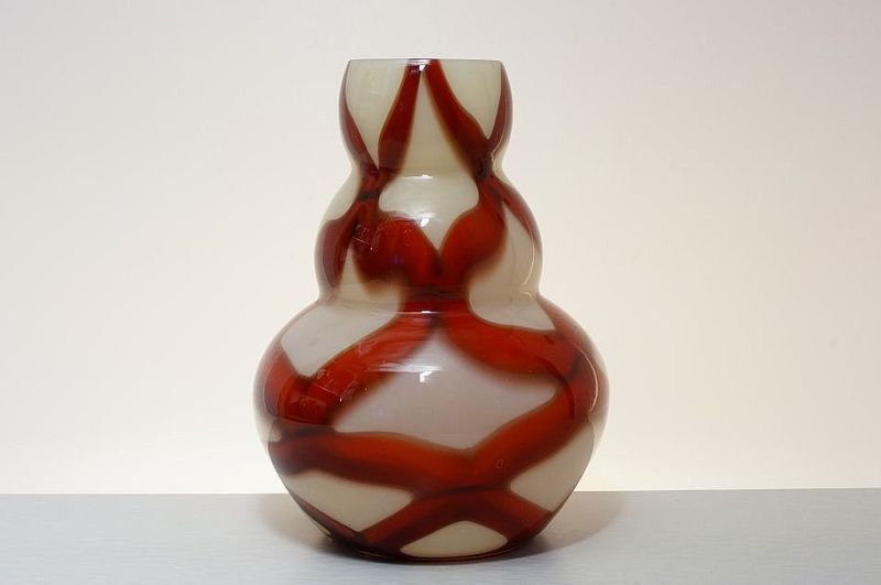 Opálová secesní váza s rubínovým dekorem