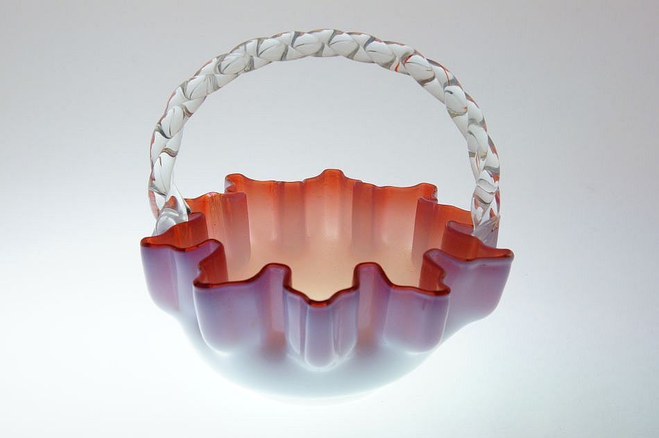 Secesní košíček z opálového hutně tvarovaného skla