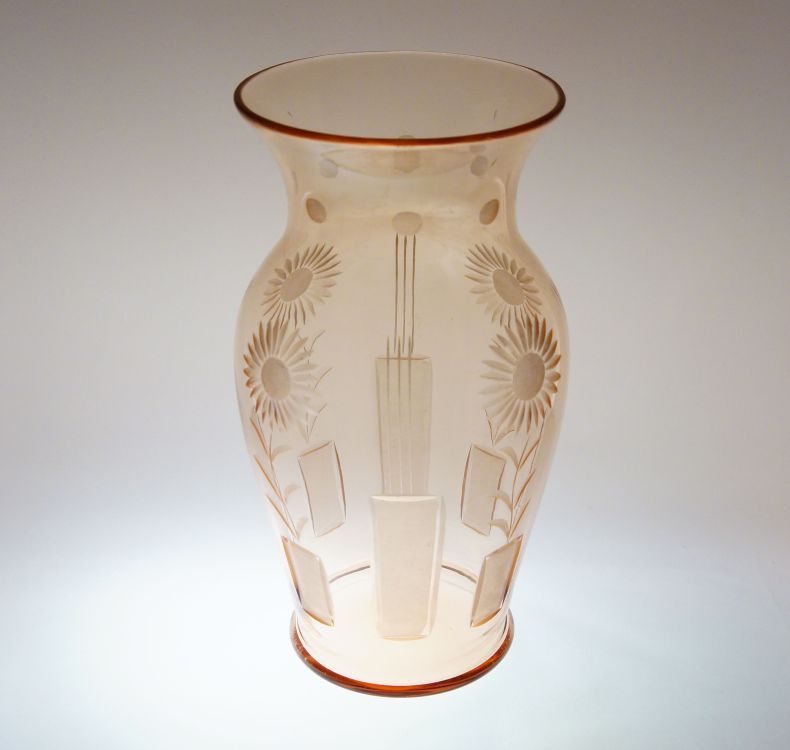 Geometrická secese - broušená váza z rosalinového skla