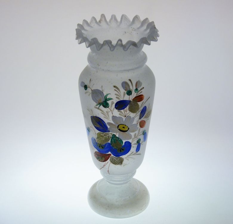 Váza z opálového skla - 19. století, hrdlo tvarované do drobných vlnek