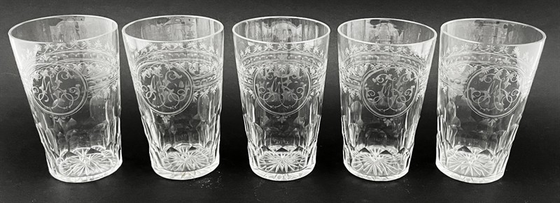 Pět skleniček s písmeny v medailonu