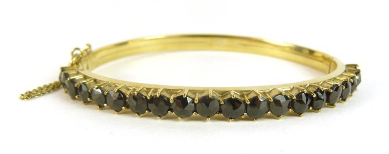 Zlatý náramek s almandiny