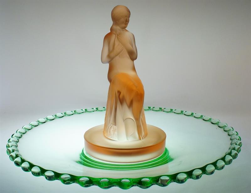 Mísa z uranového skla s rosalínovou soškou sedící dívky
