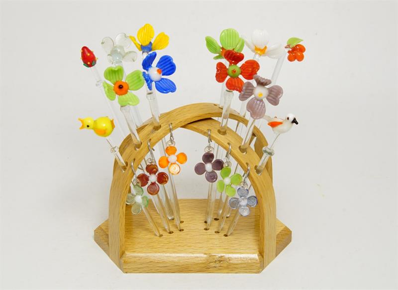 Pestrobarevná skleněná napichovátka v dřevěném stojánku