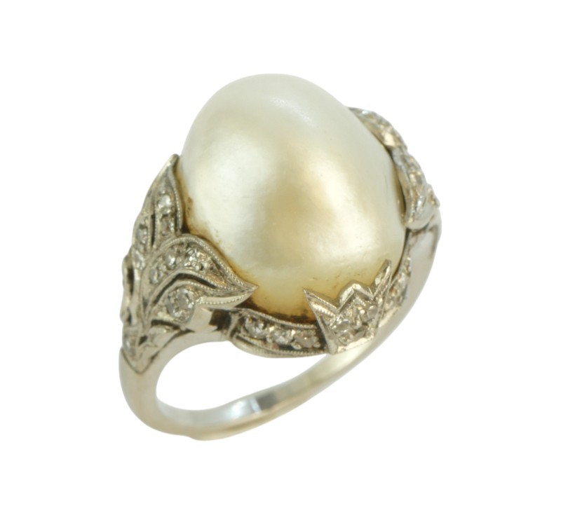 Prsten v platině s barokní perlou