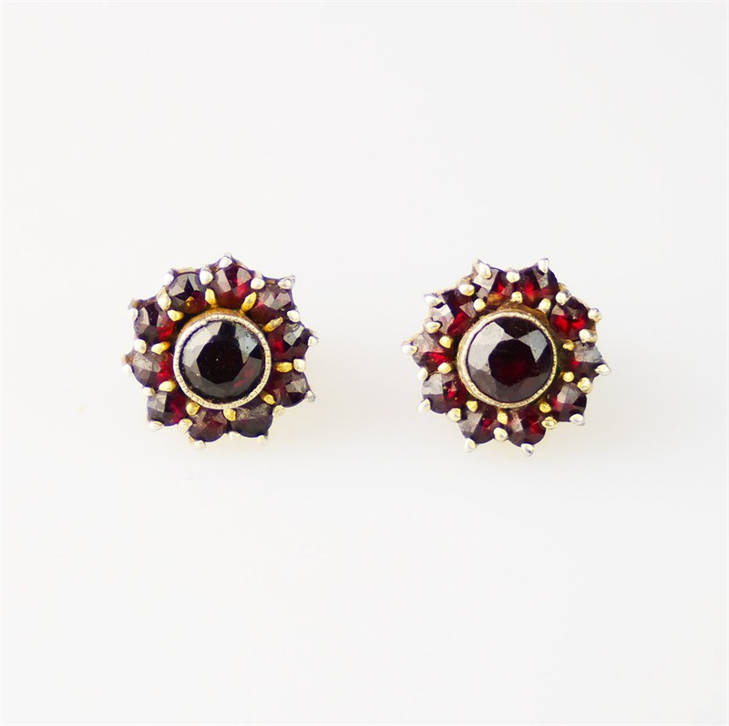 Stříbrné náušnice s granáty