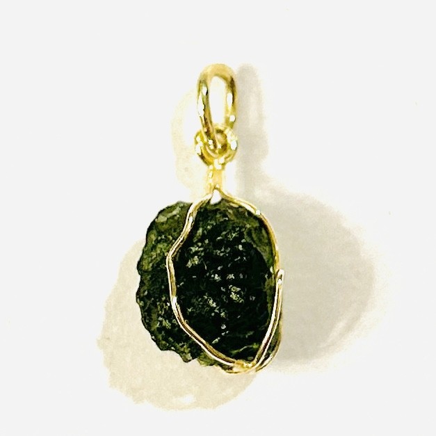 Zlatý přívěšek s vltavínem