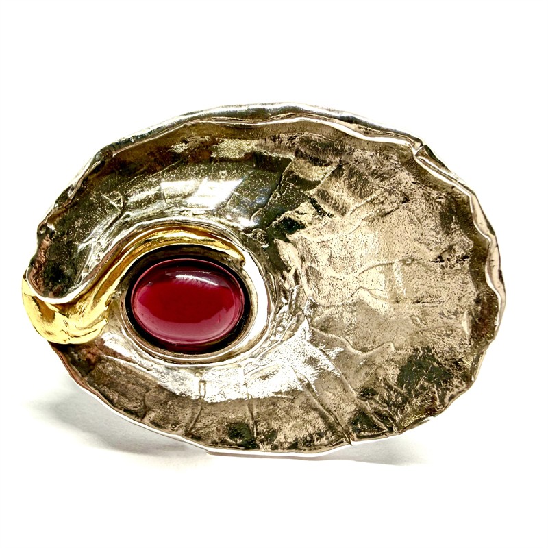 Stříbrná brož zdobená ryzím zlatem a almandinem