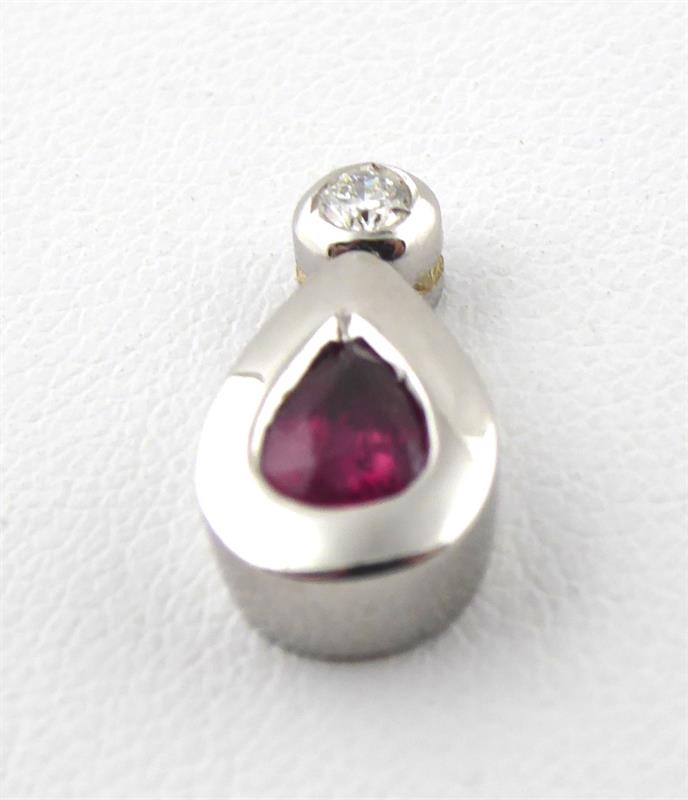 Přívěsek z bílého zlata s přírodním rubínem