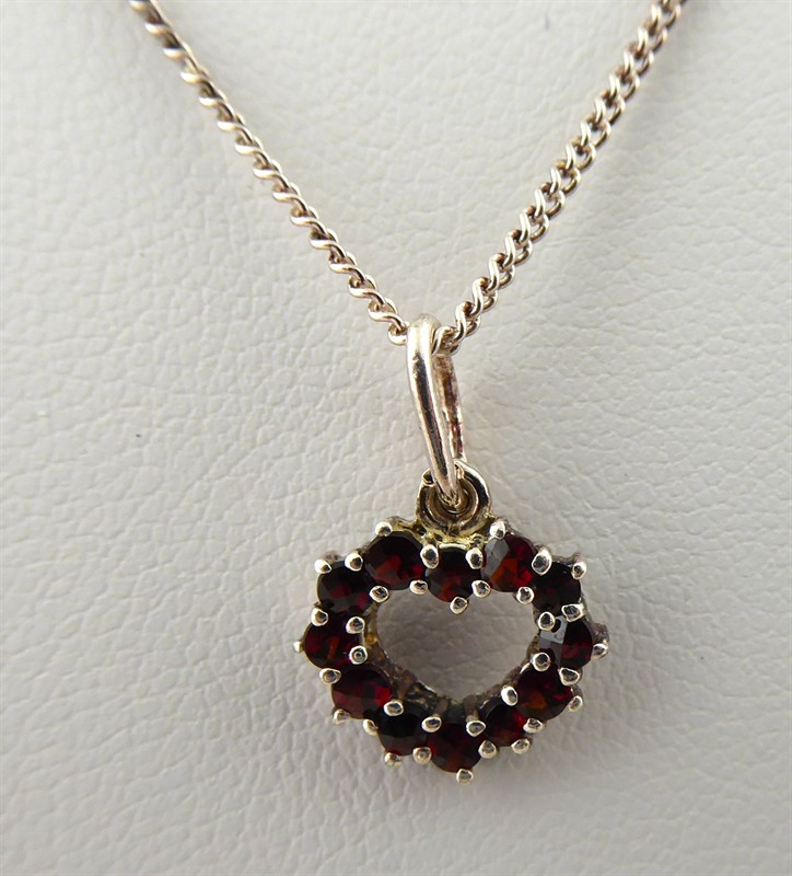 Stříbrný řetízek se srdíčkem z českých granát