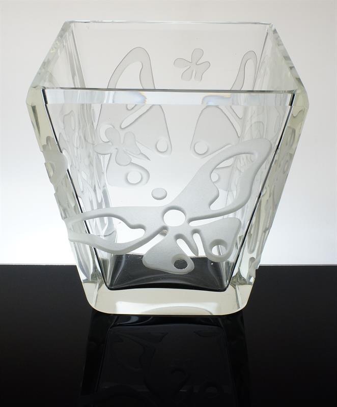 Čirá masivní váza reliéf motýlů - L. SMRČKOVÁ B. NĚMEC 1943