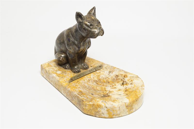 Mramorový popelník s kovovou soškou buldočka