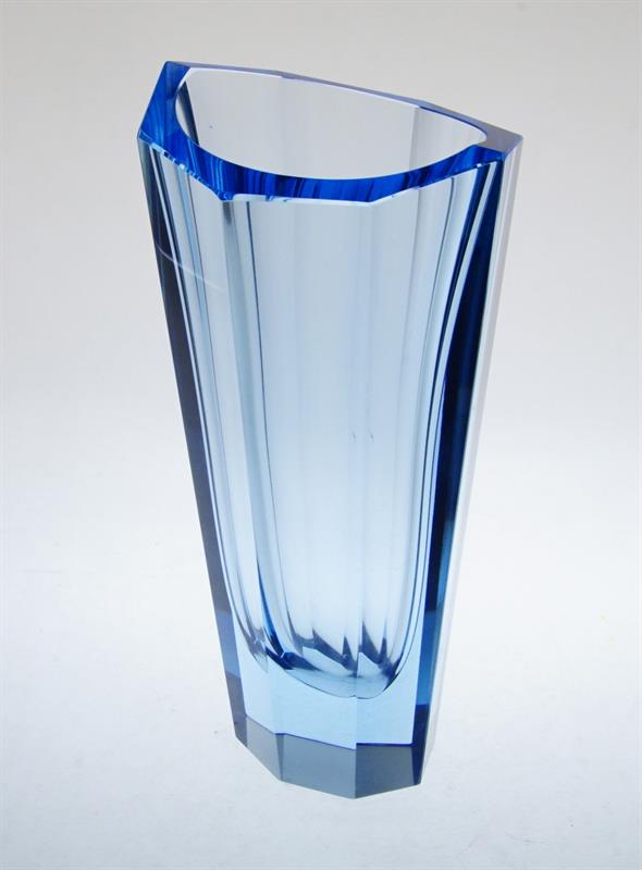 Fazetově broušená akvamarínová váza ANDROMÉDA Václav HANUŠ