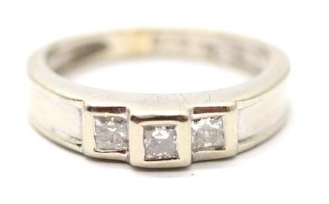 Zlatý prsten s diamanty