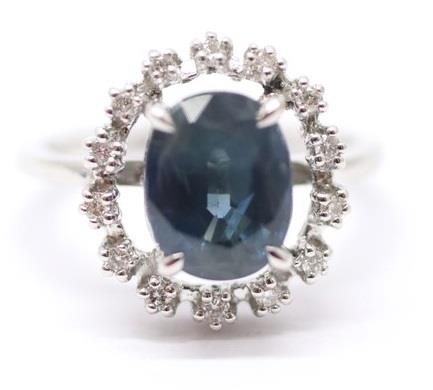 Zlatý prsten s diamanty a safírem