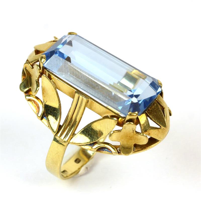 Zlatý prsten s modrým spinelem