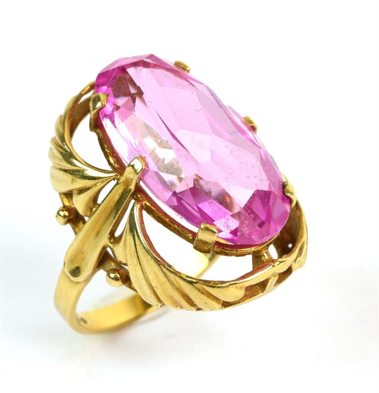 Zlatý prsten s růžovým spinelem