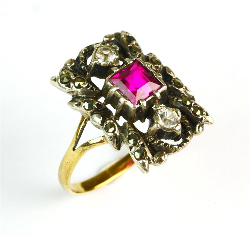 Zlatý prsten s rubínem a bílými kameny