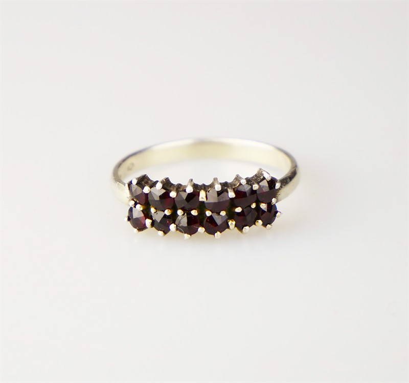 Stříbrný prsten s granáty