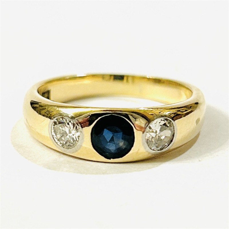 Zlatý alianční prsten s diamanty 0,52 ct a modrým safírem