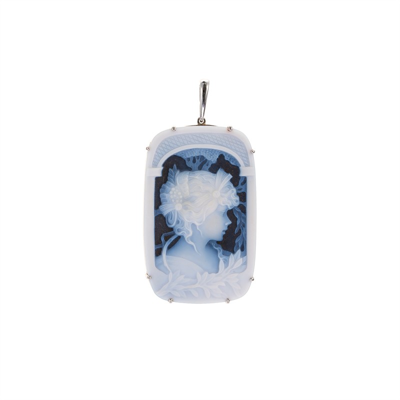 Zlatý přívěsek s řezaným achátem na onyxovém podkladu