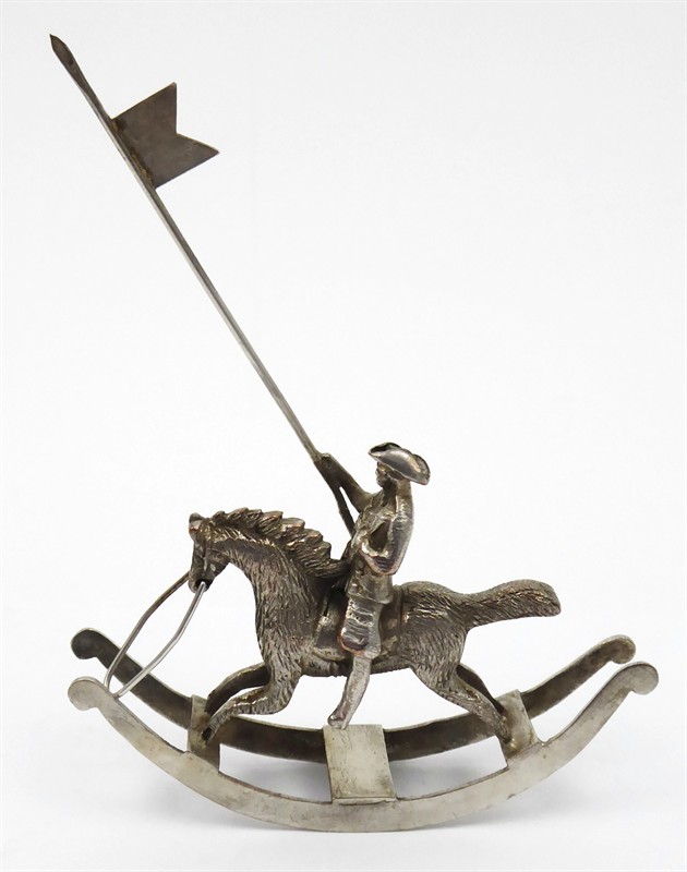 Stříbřený jezdec na koni s praporcem