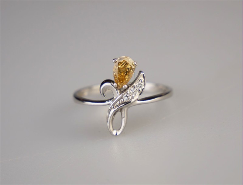 Zlatý prsten s diamanty