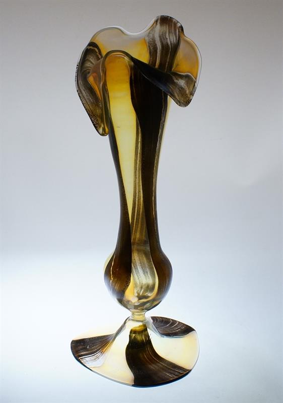 Secesní váza opálové sklo, malovaný dekor a organické hrdlo