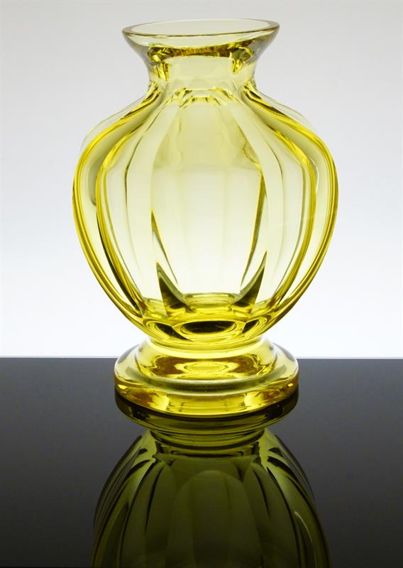 Váza citrínové sklo na patce broušené do fazet - snad MOSER