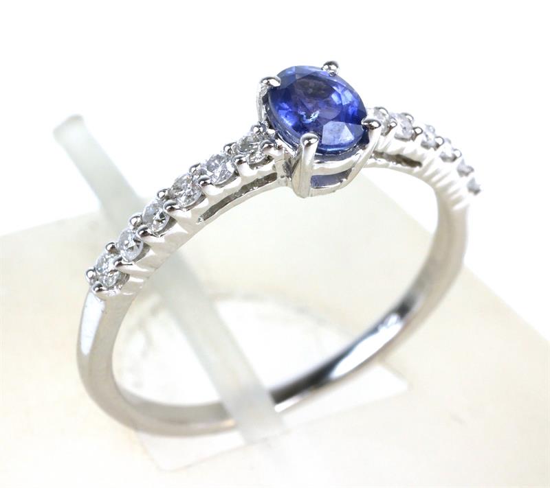 Zlatý prsten s diamanty a safírem