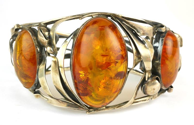 Stříbrný náramek s jantary